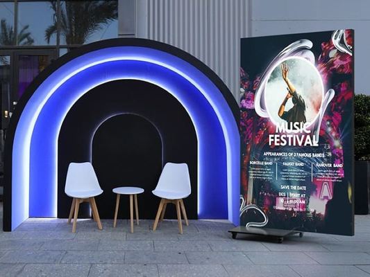 Menghemat energi, Kecerahan Tinggi Poster LED Sisi Dua Tampilan Warna Multifungsi Iklan Video Wall