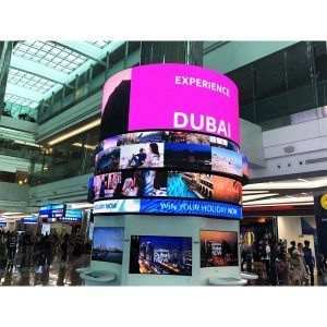 Jenis Sewa Digital Signage Panel LED Melengkung P3.91 Untuk Toko Luar Ruangan