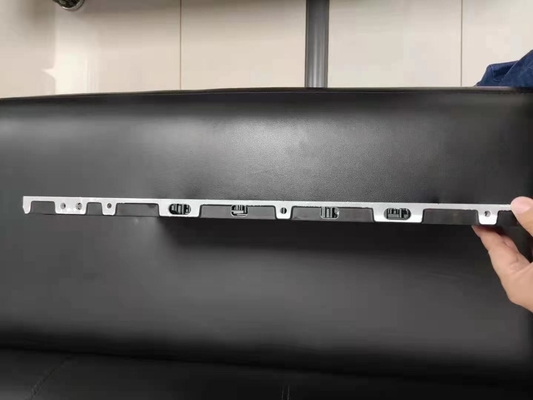 108in Led Display Cabinet 22.5mm Layar Led Ultra Tipis 500nit Dapat Disesuaikan