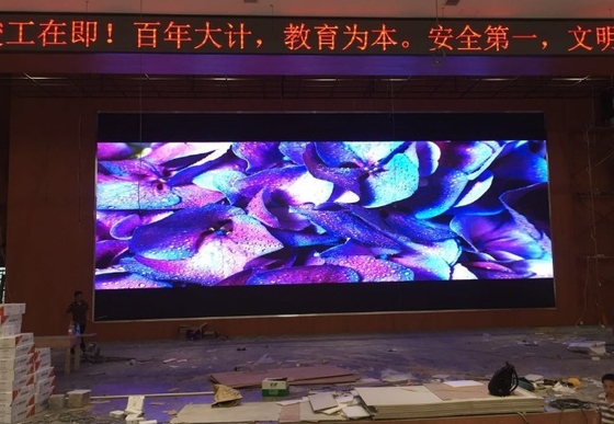 RoHs 64x48cm Kabinet Dinding LED Tampilan Led Dalam Ruangan P2 Tertipis 40 Pindai FCC CCC
