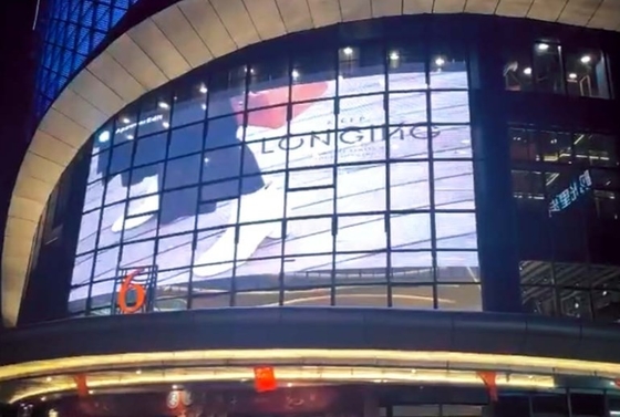 Panel Layar LED Kaca Transparan 5000cd / M2 1/ 11 Pindai P5.6 Tirai Mesh LED