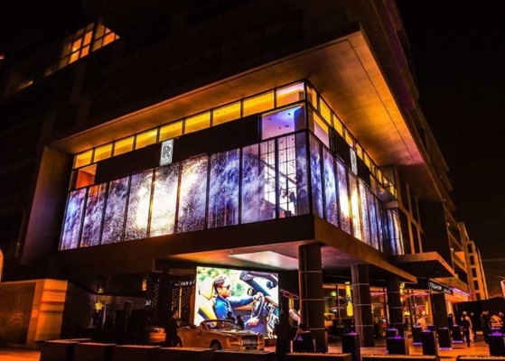 Panel Layar LED Kaca Transparan 5000cd / M2 1/ 11 Pindai P5.6 Tirai Mesh LED
