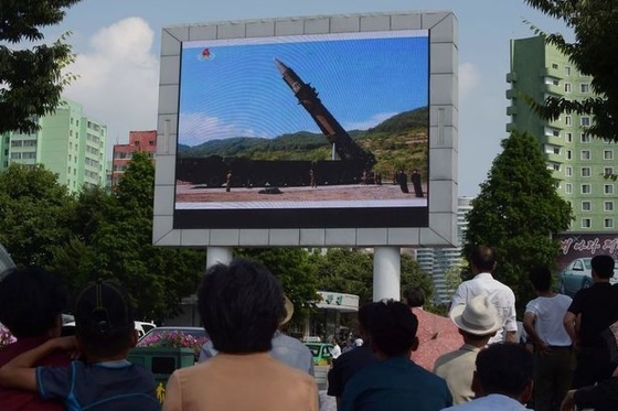 P4mm Outdoor Led Video Walls Tampilan Layar Iklan IP65 62500 Dots / M2 CCC